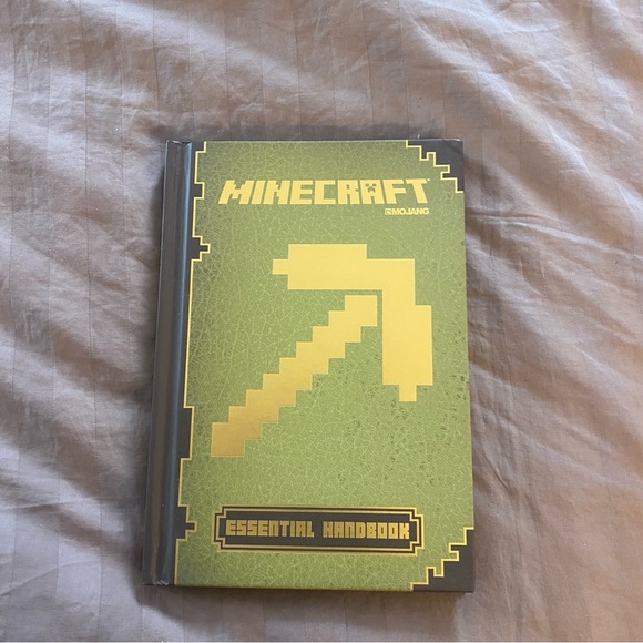 ⭐️ Minecraft⭐️Essential Handbook: An Official Mojang Book - Picture 1 of 6